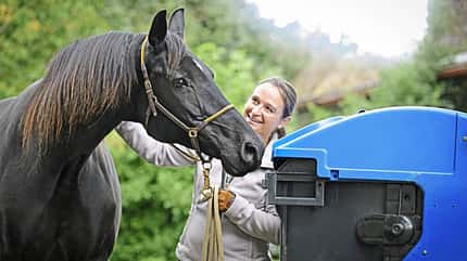 Vivian Gabor, Anti-Stress-Training, Außenreize, Anti-Schreck-Training, Mülltonne Vivian Gabor zeigt ihrem Pferd die Mülltonne