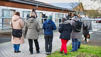 BestTUPferd, Pferdewohl, Pferdehaltung, Angehende Beraterinnen bei der ersten BestTUPferd-Schulung an einem Pferdestall vor den Pferde-Paddocks.