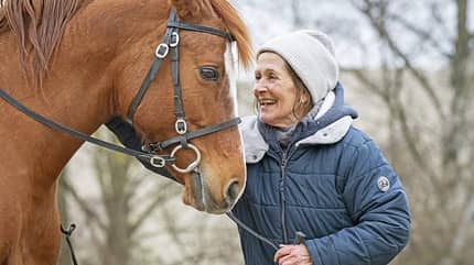 Kathrin Brunner-Schwer, Dressurausbilderin, Nuno Oliveira, KBS Riding Kathrin Brunner-Schwer lacht ihrem Pferd Pippi entgegen