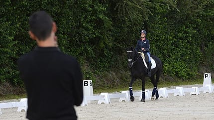Para-Dressur, Para-Reitsport, Training, Trainer, Reitunterricht, Reiten mit Handicap Der Trainer hat seine Reit-Schülerin mit ihrem Pferd genau im Blick.