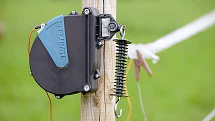 Litze, Roll-Tor, Weidetor, Weide, Koppel, Zaun, Koppelbau Ausziehbare Litze mit Torgriff an der Weide