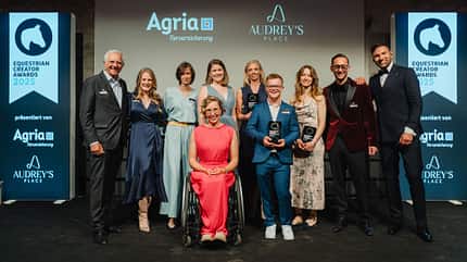 Equestrian Creator Night 2025, Patrick Thomalla, Equestrian Creator Awards 2025, Agria, Pferde-Influencer Die Jury, die Gewinner und Moderatoren der Equestrian Creator Night 2025 auf der Bühne.
