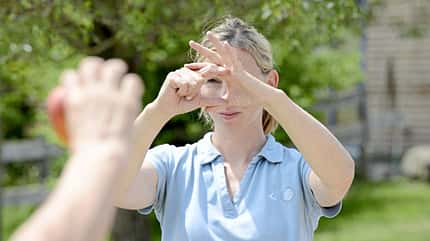 Cross-Körper-Koordination, Reitersitz, Reiterhilfen, Feine Hilfen, Körper Übungen, Fokus Eine Reiterin demonstriert eine Übung, um herauszufinden, welches Auge dominanter ist.