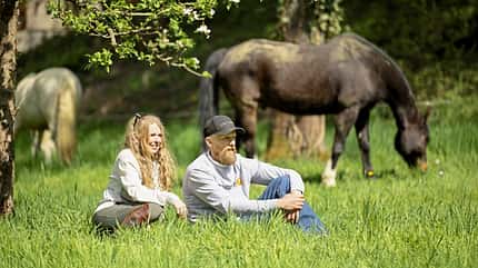 Die Pferdeprofis, TV, Jenny und Peer, Jenny Wild, Peer Claßen, Problempferde, VOX Jenny und Peer sitzen nebeneinander auf der Weide und beobachten ihre Pferde