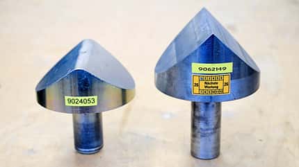 Reithelm-Test, Reithelm Norm, Reithelm TÜV, Helm, uvex, Abus Pikeur, HKM, Cheval de Luxe, TÜV Rheinland Zwei Sockel für die Stoßdämpfungsprüfung von Helmen