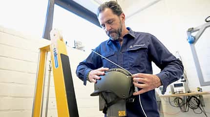 Reithelm-Test, Reithelm Norm, Reithelm TÜV, Helm, uvex, Abus Pikeur, HKM, Cheval de Luxe, Peter Schaudt, TÜV Rheinland Peter Schaudt befestigt einen Seilzug am Hinterteil des Helms