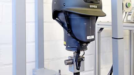 Reithelm-Test, Reithelm Norm, Reithelm TÜV, Helm, uvex, Abus Pikeur, HKM, Cheval de Luxe uvex Reithelm im Prüfstand für die Kinnriemen-Festigkeit