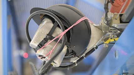 Reithelm-Test, Reithelm Norm, Reithelm TÜV, Helm, uvex, Abus Pikeur, HKM, Cheval de Luxe Ein Reithelm auf dem Prüfkopf verschnürt