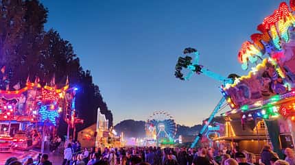 Ein Blick auf den Rummelplatz beim Havelberger Pferdemarkt bei Nacht