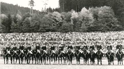Aufstellung zur Dressur-Quadrille zur Marbacher Hengstparade im Jahr 1971