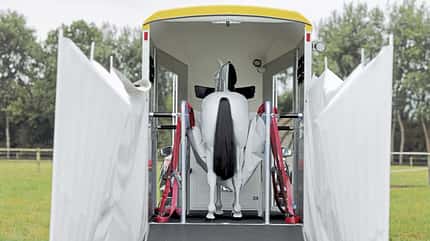 Böckmann Ambulance, Krankentransport, Notfall Pferd, verletztes Pferd transportieren, Pferdeanhänger Anhänger für Notfälle und Krankentransport von Böckmann