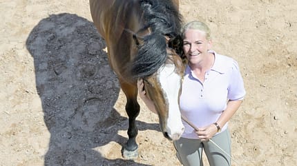 Yvonne Gutsche, Hengsterziehung, Hengst, Junghengst Yvonne Gutsche mit Junghengst Pepe im Freilauf aus der Vogelperspektive auf dem Sandplatz.