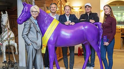 Ann Katrin Linsenhoff, Olaf Petersen jun., Matthias Alexander Rath, Jörg Oppermann und Semmieke Rothenberger vor einer lila Pferde-Statue zur Pressekonferenz von Anrecht Investments zum Frankfurter Festhallenturnier 2025.