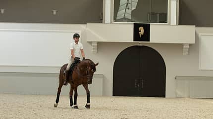 Moritz Treffinger auf dem Pferd in der Reithalle