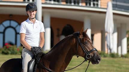 Moritz Treffinger strahlend auf dem Pferd