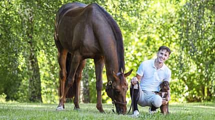 Moritz Treffinger mit Pferd und Dackel auf der Wiese