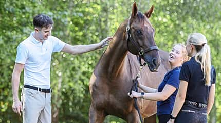 Moritz Treffinger mit Kollegen und Pferd