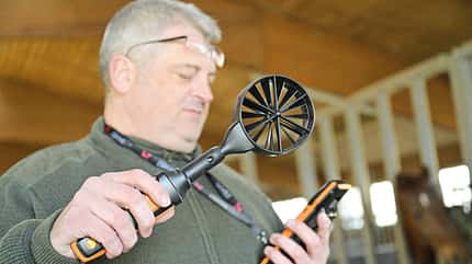 Ein Anemometer misst, wie sehr sich die Luft bewegt