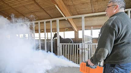 Weißer Nebel zeigt, wie sehr sich die Luft im Stall bewegt