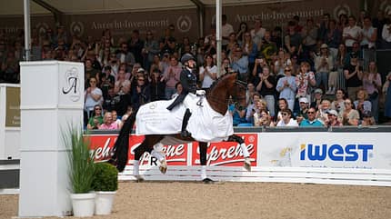 Ingrid Klimke bei der Siegerehrung des Anrecht Investment Harmonie & Fairness Preis