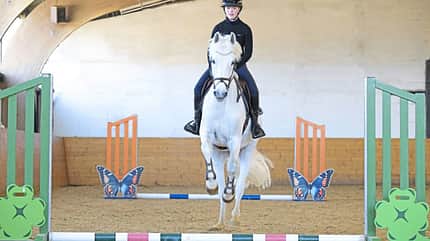 Emilia Schlüsselburg mit ihrer Stute "C'est l'amour".