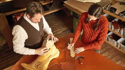 Tarquin Cosack Hofsattlerei Sattler Maßsattel Handwerk Tradition Hofsattlerei Tarquin Cosack ist Sattler und bewahrt das traditionelle Handwerk.