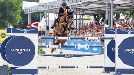 Springreiterin Sophie Hinners über dem Sprung zum Balve Optimum