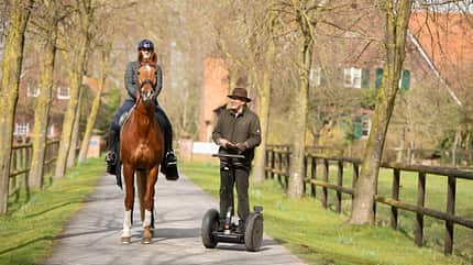 Klaus Balkenhol, Anabel Balkenhol, Dressur, Dressur-Ausbilder, Dressursport, Dressurreiten, Segway Tochter Anabel auf einem Fuchs, Klaus Balkenhol steht auf dem Segway daneben