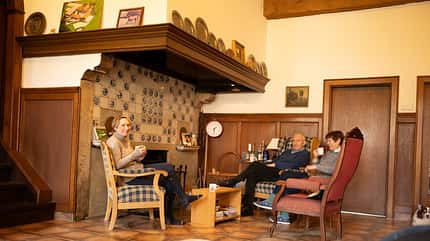 Klaus Balkenhol, Anabel Balkenhol, Dressur, Dressur-Ausbilder, Dressursport, Dressurreiten, Pferdemenschen Familie Balkenhol beim gemütlichen Kaffee im Wohnbereich