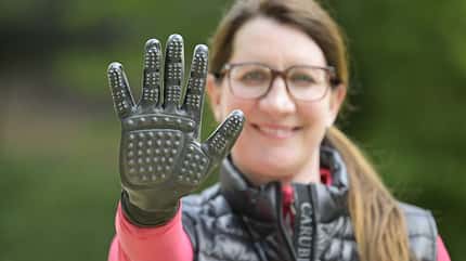 Katrin Obst, Reha, Physio, Boxenruhe, Beschäftigung, Spielzeug, Balance Pads, Lymphdrainage, Putzen, Massage, Physiotherapie, Therapie, Massagehandschuh, Putzhandschuh Katrin Obst zeigt den mit Noppen besetzten Massagehandschuh in die Kamera