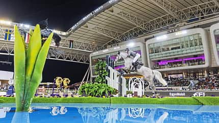 Springreiter Ludger Beerbaum im Parcours beim Grand Prix in Doha 2023. 
