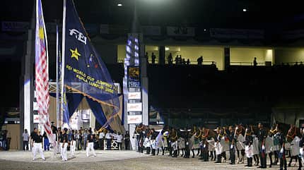 Reiter und Pferde präsentieren sich während der Eröffnungszeremonie der FEI World Cup Jumping Finals in Kuala Lumpur am 27. April 2006