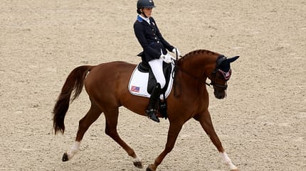 Fiona Howard zu den Paralympischen Spielen in Paris 2024 mit ihrem Pferd Diamond Dunes im Viereck.