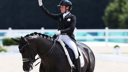 Isabell Werth, Team Germany, Wendy de Fontaine, Dressur, Grand Prix Special, Olympische Spiele 2024, Chateau de Versailles Isabell Werth winkt den Zuschauern zu nach erfolgreicher Prüfung mit Wendy zu den Olympischen Spielen in Paris