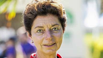 Porträtaufnahme einer Frau im roten Poloshirt mit Sponsorenlogos, aufgenommen im Freien bei Tageslicht. Die Aufnahme entstand bei der FEI Dressage and Para-Dressage Europameisterschaft 2023 in Riesenbeck. Die IPTC-Daten nennen die Funktion als Bundestrainerin Dressur (THEODORESCU, Monica) und den Eventkontext.