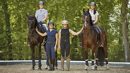Katharina Hemmer, Gianna Regenrecht, Antonia Baumgart, Anna Den, Gruppenfoto, ridingtogether Katharina Hemmer, Gianna Regenrecht, Antonia Baumgart und Anna Den im Gruppenfoto mit zwei Pferden auf einem Reitplatz