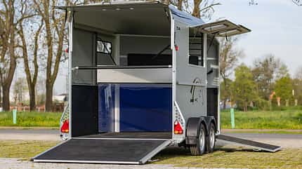 Cheval Liberté Maxi 2 Diagonalverladen Frontausstieg große Fenster Pferdehänger Verladen Der neue Cheval Liberté Maxi 2 zwei bietet viel Platz und eine diagonale Verladeposition.