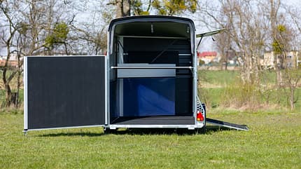 Cheval Liberté Maxi 2 Diagonalverladen Frontausstieg große Fenster Pferdehänger Verladen Der neue Cheval Liberté Maxi 2 zwei bietet viel Platz und eine diagonale Verladeposition.