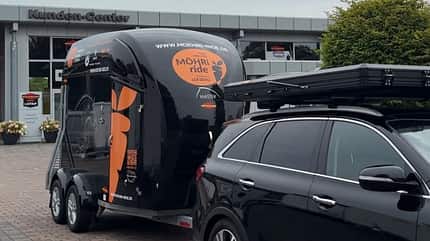 Ein Gespann mit schwarzem Böckmann-Anhänger und Möhri-Ride-Aufschrift im Fokus