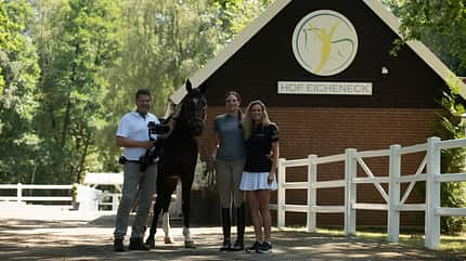 Cavallo, Hautnah, Portrait, Victoria Telgen, Vicky Telgen, Ariane Telgen, Hof Eicheneck, Pferdesport, Reitsport, Youtube, Springreiten Stefan, Pferd Chapeau, Vicky und Ariane in der Einfahrt ihres Hofs vor dem Stallgebäude mit großem Hof-Eicheneck-Logo.