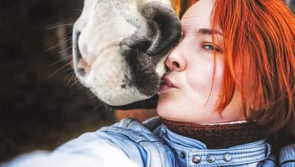 CAV Pferd Reiterin Knutsch Kuss schmusen