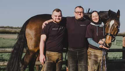 Die Hilfsorganisation Equiwent um Hufschmied Markus Raabe setzt sich in Nordostrumänien für Arbeitspferde, Hunde und Menschen ein.
