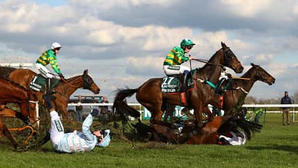 Pferde stürzen beim Hindernisrennen von Aintree