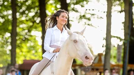 Kenzie Dysli reitet mit Halsring