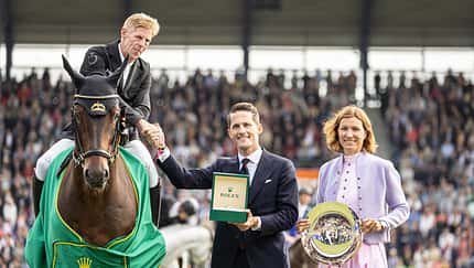 Marcus Ehning nimmt den Preis beim CHIO Aacher 2023 entgegen 