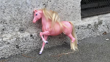 Rosafarbenes Barbie-Pferd