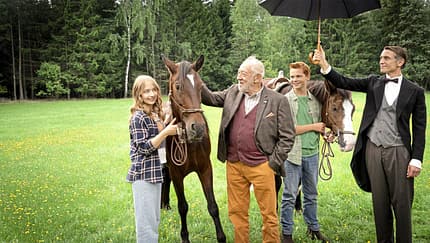 Der Cast von Ponyherz mit den Pferden Estella und Catano. 