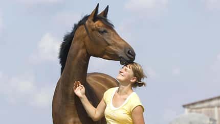 Lachende Frau mit Pferd