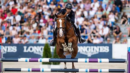 Fredrik B. Seim und sein Pferd Quevara van de Vlierbeek Z of Norway über dem Sprung beim Longines FEI Jumping Nations Cup 2022 in Polen