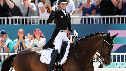 Jessica von Bredow-Werndl mit Olympischen Gold auf TSF Dalera BB zur Siegerehrung 2024